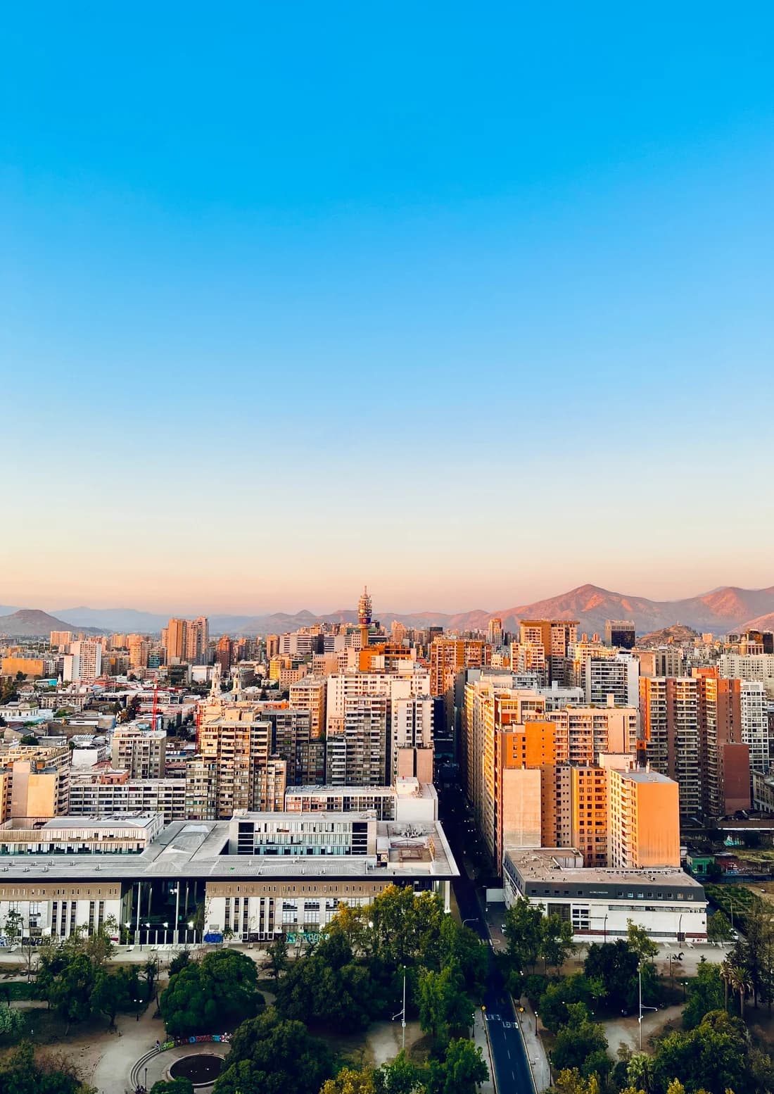 Skyline de Santiago de Chile al atardecer con la cordillera de los Andes